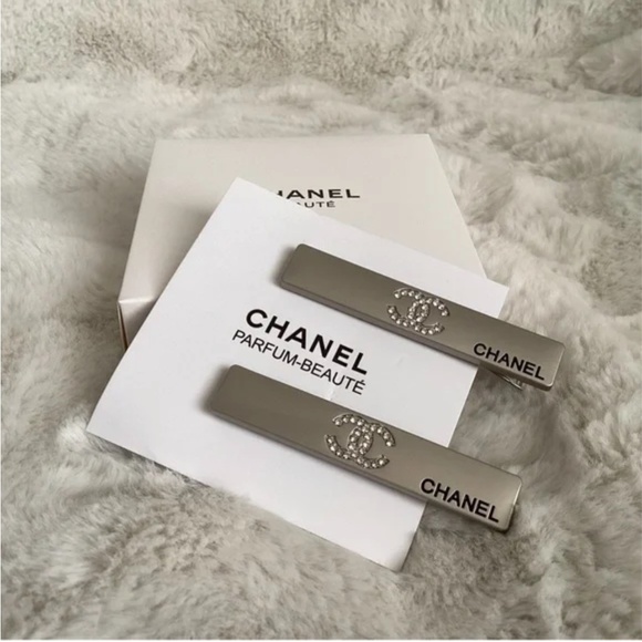 Chanel Silver Metal CC Logo Rhinestone VIP Beauty Gift Hair Clips 2-Piece Set - Picture 2 of 7